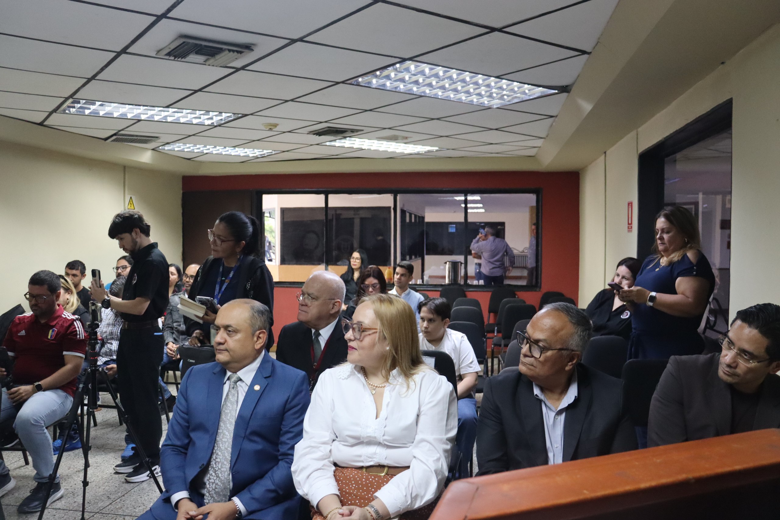 Estudiantes en el nuevo laboratorio