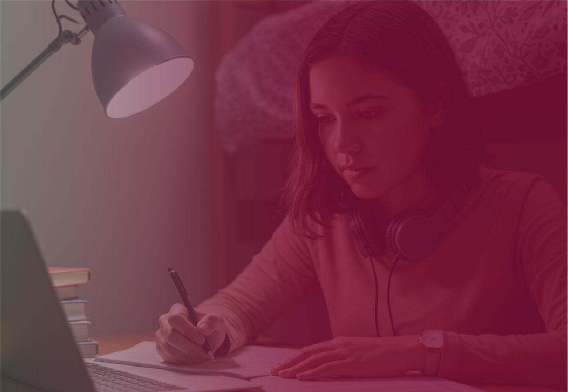 Persona estudiando una maestría